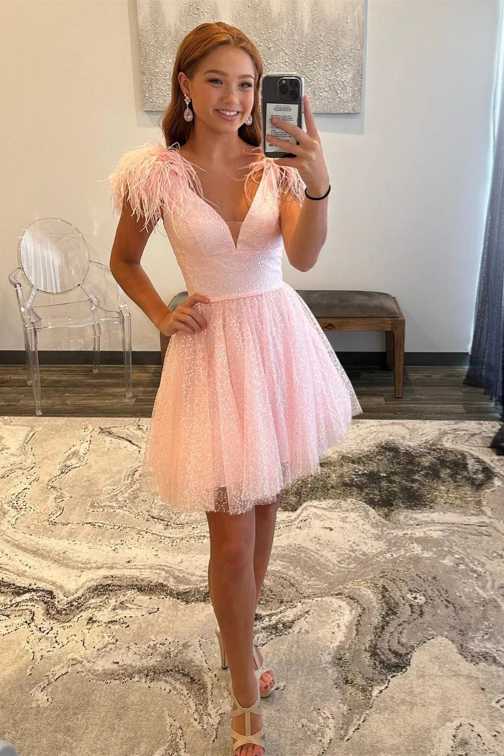 Vestido de Baile de Gala Cor-de-Rosa em Linha A com Tule, Decote Profundo em V e Penas Y2427