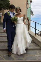 Vestido de novia strapless de tul blanco sencillo con corte corazón y largo hasta el suelo, MW243