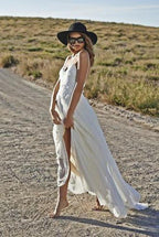 Robe de mariée plage en dentelle à dos nu avec bretelles spaghetti blanches NumberSea, modèle MW212