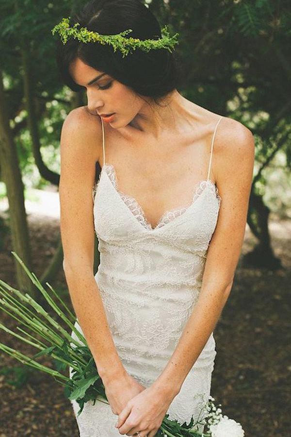 Vestido de novia blanco con escote en V, espalda abierta y tirantes finos de la marca NumberSea, con cola barrida, modelo MW231