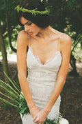 Vestido de novia blanco con escote en V, espalda abierta y tirantes finos de la marca NumberSea, con cola barrida, modelo MW231