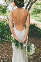 Vestido de novia blanco con escote en V, espalda abierta y tirantes finos de la marca NumberSea, con cola barrida, modelo MW231