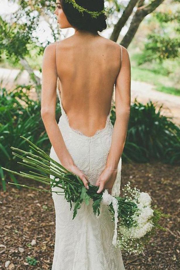 Vestido de novia blanco con escote en V, espalda abierta y tirantes finos de la marca NumberSea, con cola barrida, modelo MW231