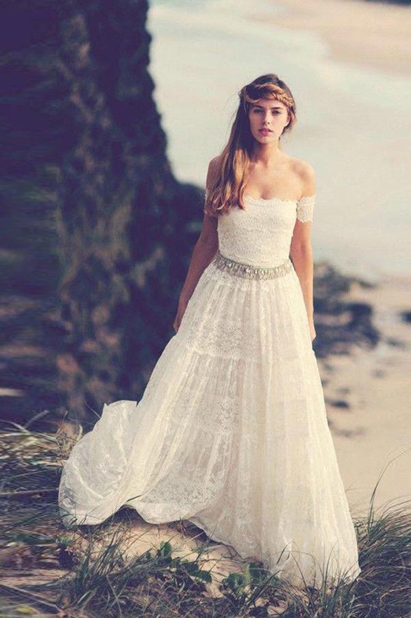 Vestito da sposa da spiaggia NumberSea bianco con scollo aperto sulla schiena e spalle scoperte, cintura con perline, MW197