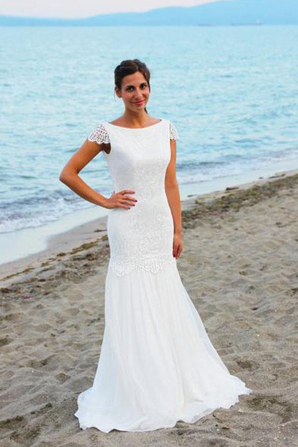 Weißes Strand-Brautkleid mit Flügelärmeln, U-Ausschnitt, offenem Rücken und Spitze, MW199 