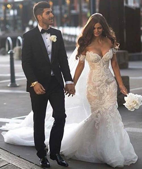 Atraente vestido de noiva comprido estilo sereia com decote ombro a ombro e aplicações, MW118