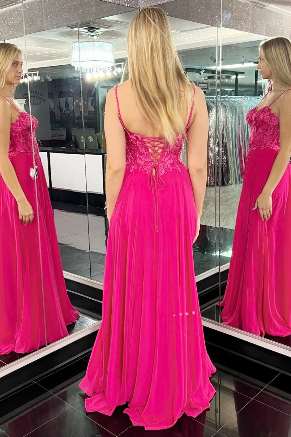 Vestido de festa comprido em corte A com aplicações magenta e racha