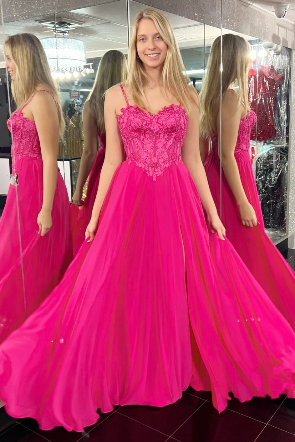 Vestido de festa comprido em corte A com aplicações magenta e racha