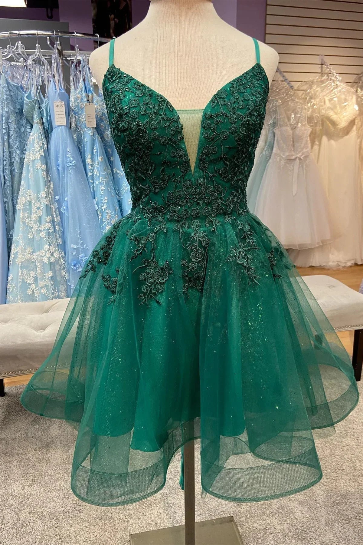 Jäger-Grünes Dekolleté-V-Ausschnitt-Träger-Applikationen-Tüll-Abschlussballkleid Y2074