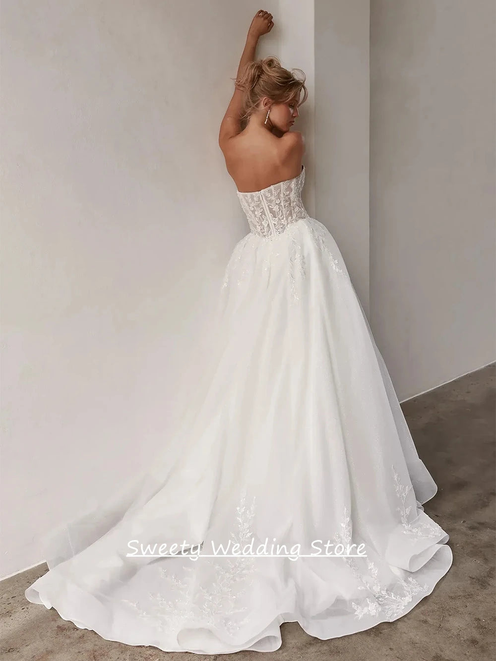 Customized Sweetheart Sleeveless Wedding Dress See Through Beading Lace Applique Sweep Train A Line Bridal Dresses