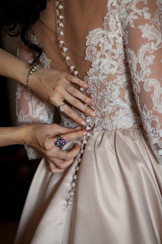 Vestidos de noiva NumberSea em cetim com decote em A e mangas compridas com aplicações de renda, MW640