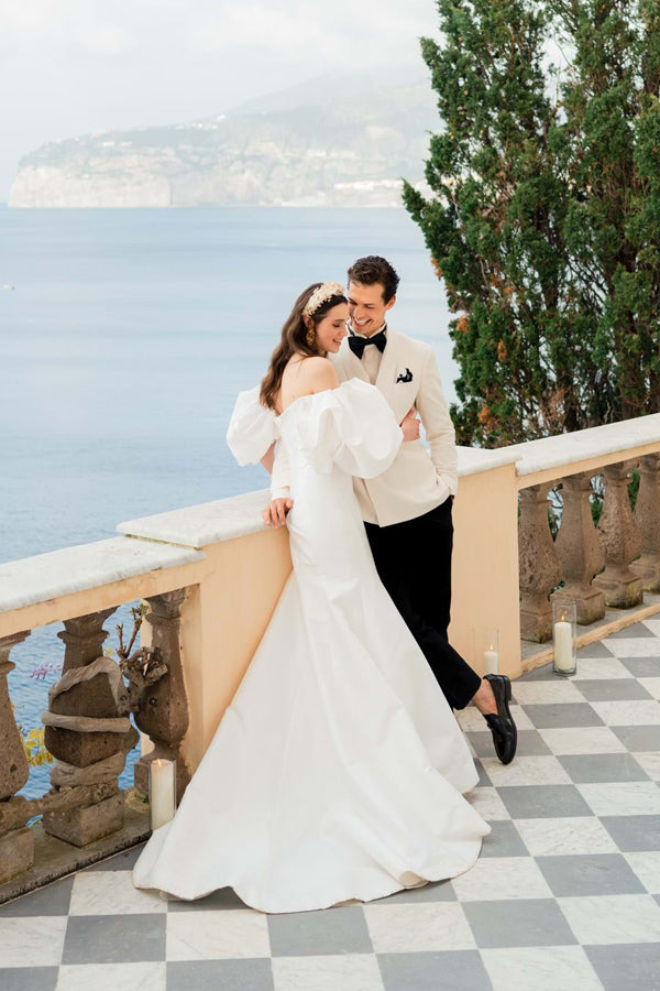 Satin Meerjungfrau-Trägerlos-Brautkleid mit Puffärmeln