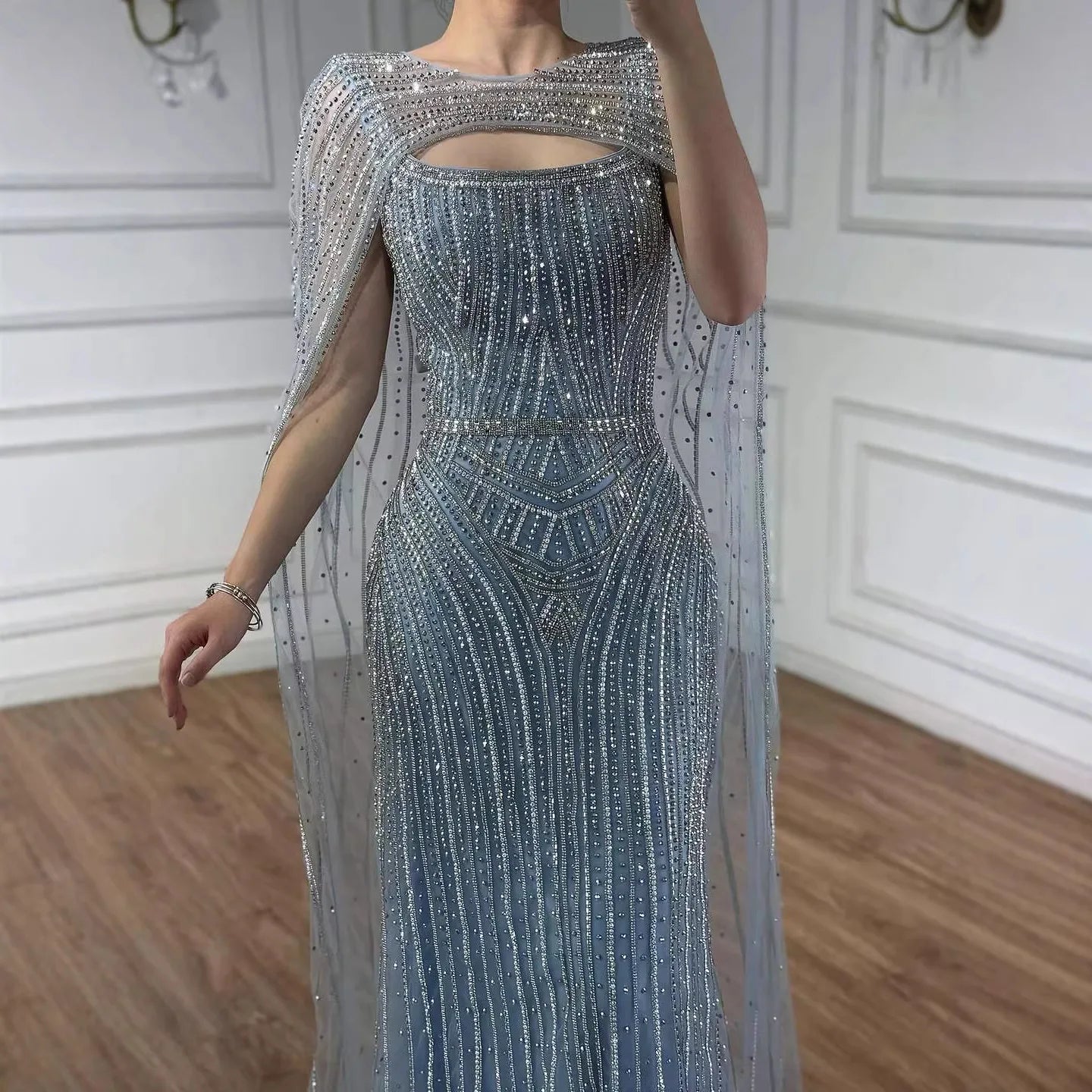 Abito da Sera con Mantella Blu Diamante di Lusso LA73426