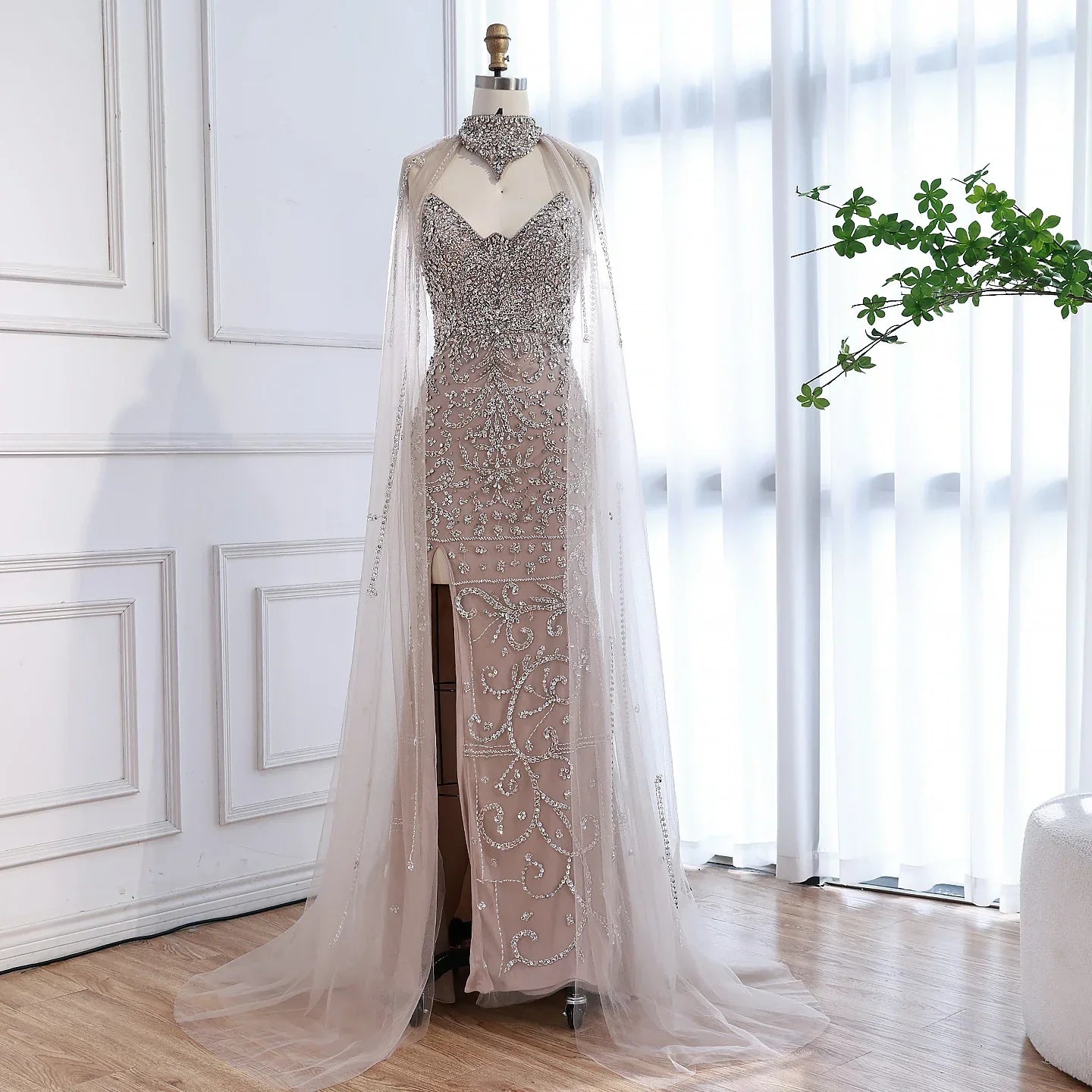 Abito da sera lussuoso e sexy con spacco e mantello color nude LA73339