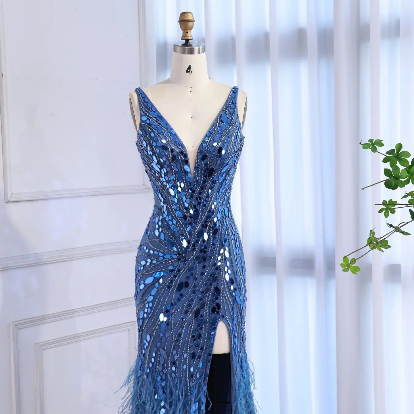 Abito da sera sirena con piume e perline blu lusso LA73369