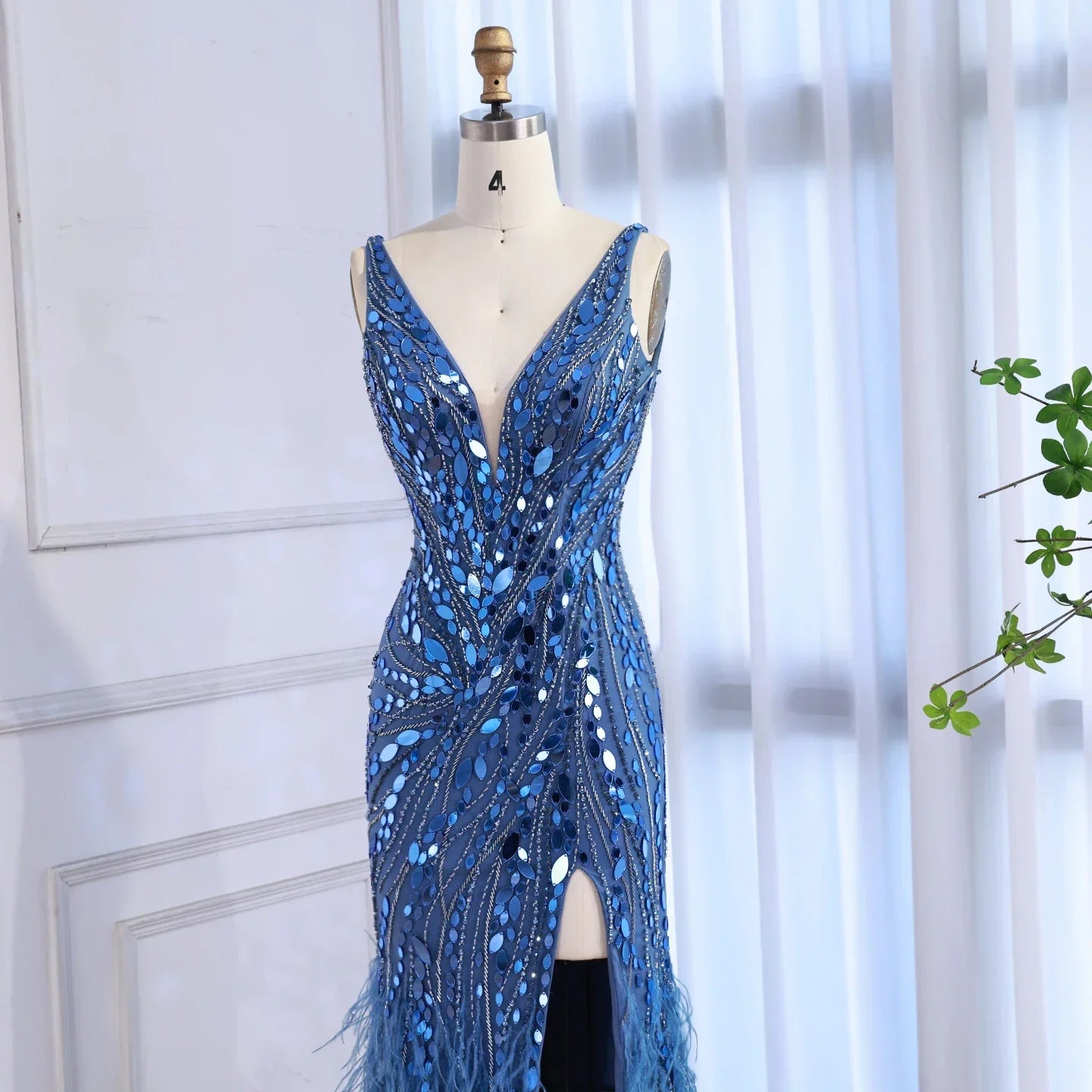 Luxuriöses blaues Perlenbesetztes Federbesetztes Meerjungfrauen-Abendkleid LA73369