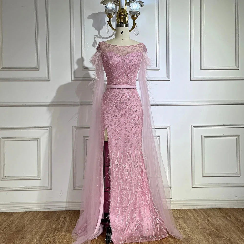 Abito da Sera Mermaid con Maniche a Mantellina Rosa, Gonna Laterale e Piume, Ricamato con Perline, per Feste Femminili, Modello LA72701, Collezione Serene Hill Dubai