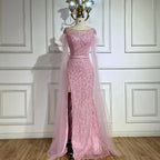 Abito da Sera Mermaid con Maniche a Mantellina Rosa, Gonna Laterale e Piume, Ricamato con Perline, per Feste Femminili, Modello LA72701, Collezione Serene Hill Dubai
