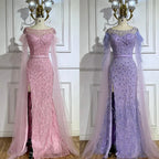 Abito da Sera Mermaid con Maniche a Mantellina Rosa, Gonna Laterale e Piume, Ricamato con Perline, per Feste Femminili, Modello LA72701, Collezione Serene Hill Dubai