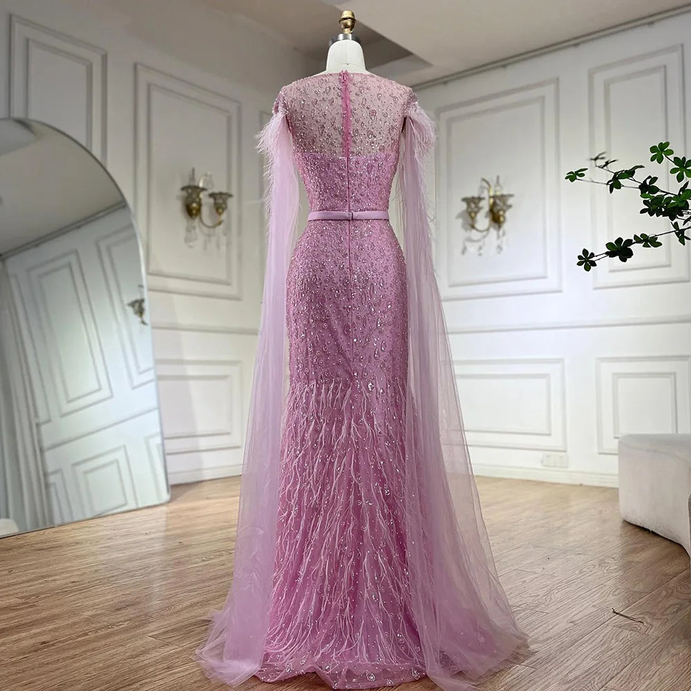 Abito da Sera Mermaid con Maniche a Mantellina Rosa, Gonna Laterale e Piume, Ricamato con Perline, per Feste Femminili, Modello LA72701, Collezione Serene Hill Dubai