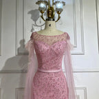 Abito da Sera Mermaid con Maniche a Mantellina Rosa, Gonna Laterale e Piume, Ricamato con Perline, per Feste Femminili, Modello LA72701, Collezione Serene Hill Dubai