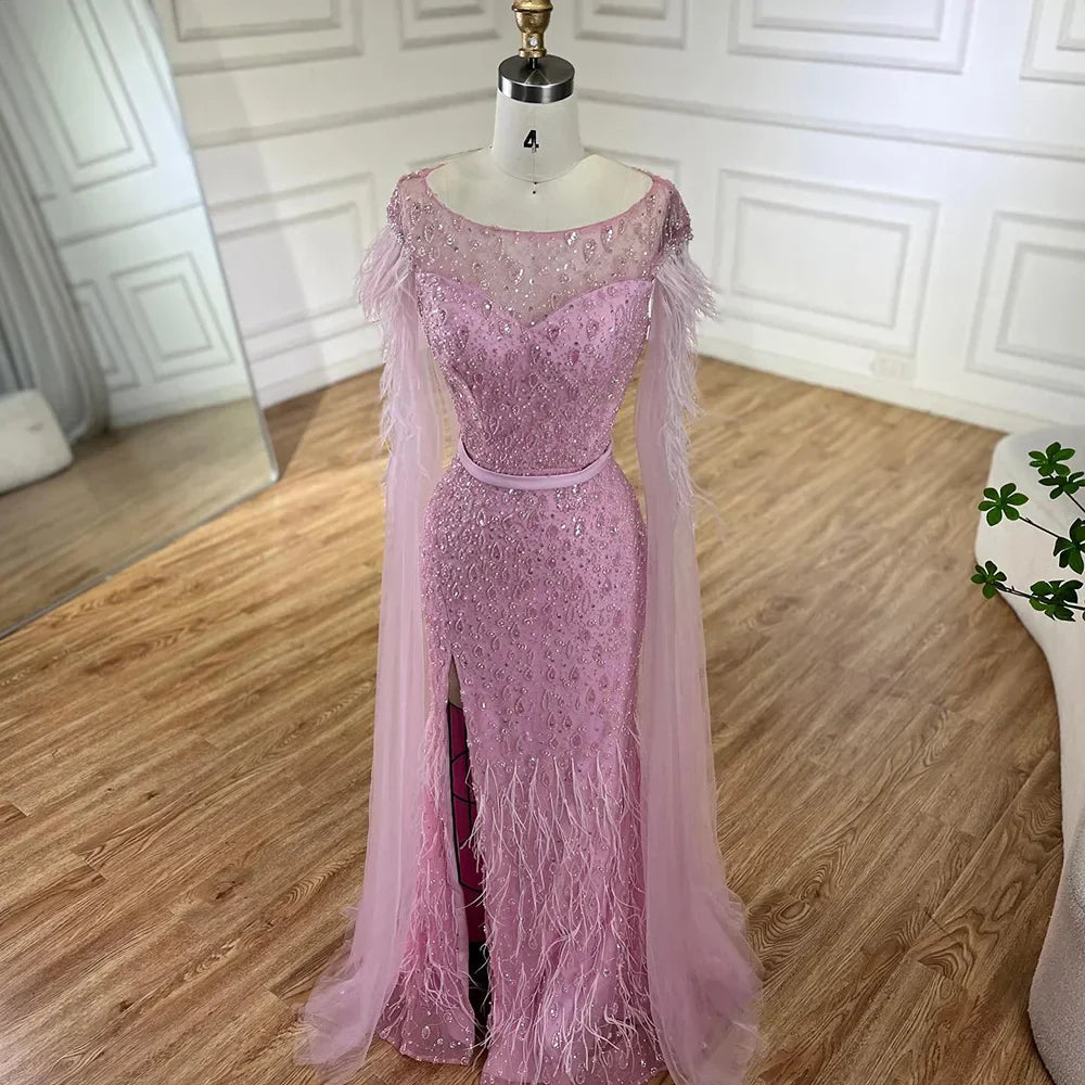 Abito da Sera Mermaid con Maniche a Mantellina Rosa, Gonna Laterale e Piume, Ricamato con Perline, per Feste Femminili, Modello LA72701, Collezione Serene Hill Dubai