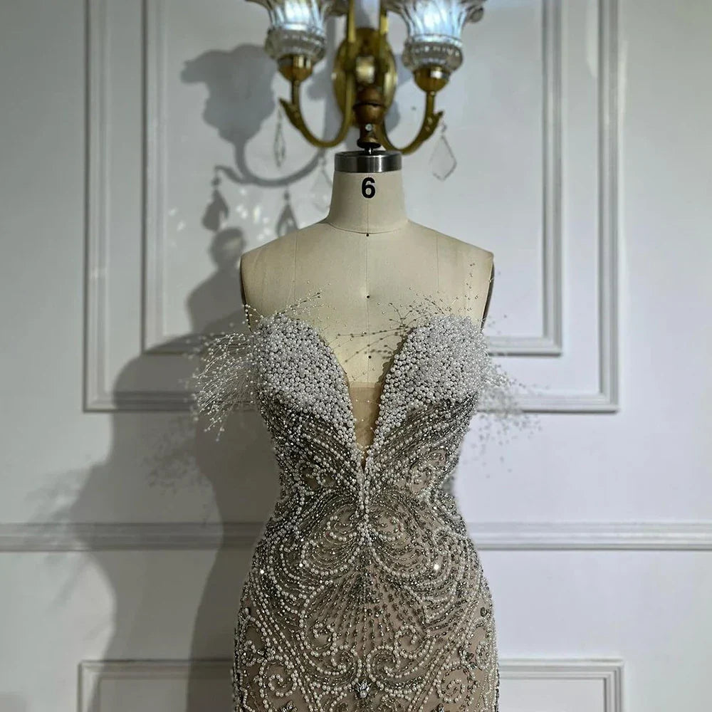Vestidos de Noite de Luxo para Mulheres Serene Hill 2025 Branco Nude Fenda Sereia Pérola Engastada para Casamento Festa LA72522