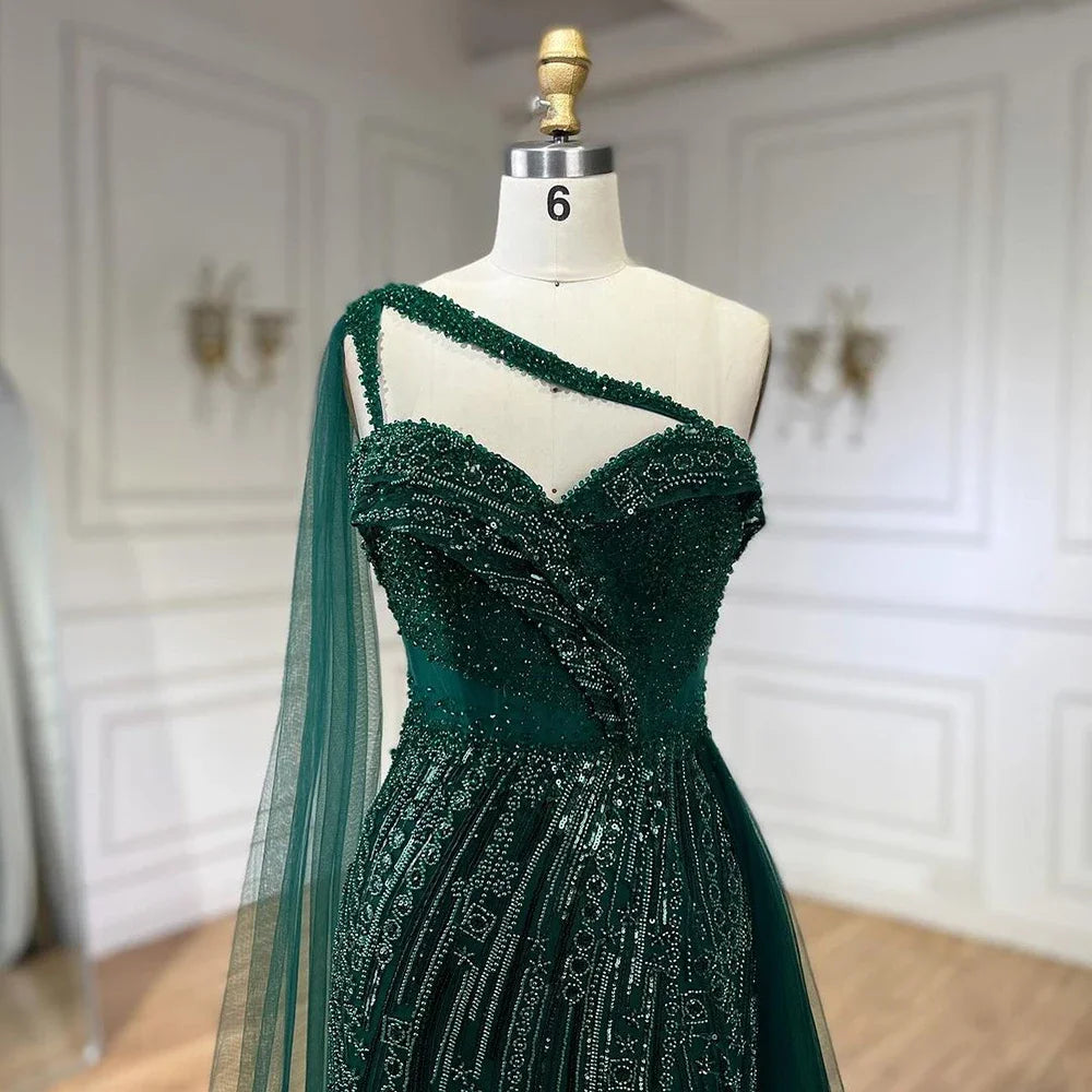 Abito da sera sirena verde lusso con spalla scoperta e mantello LA72472