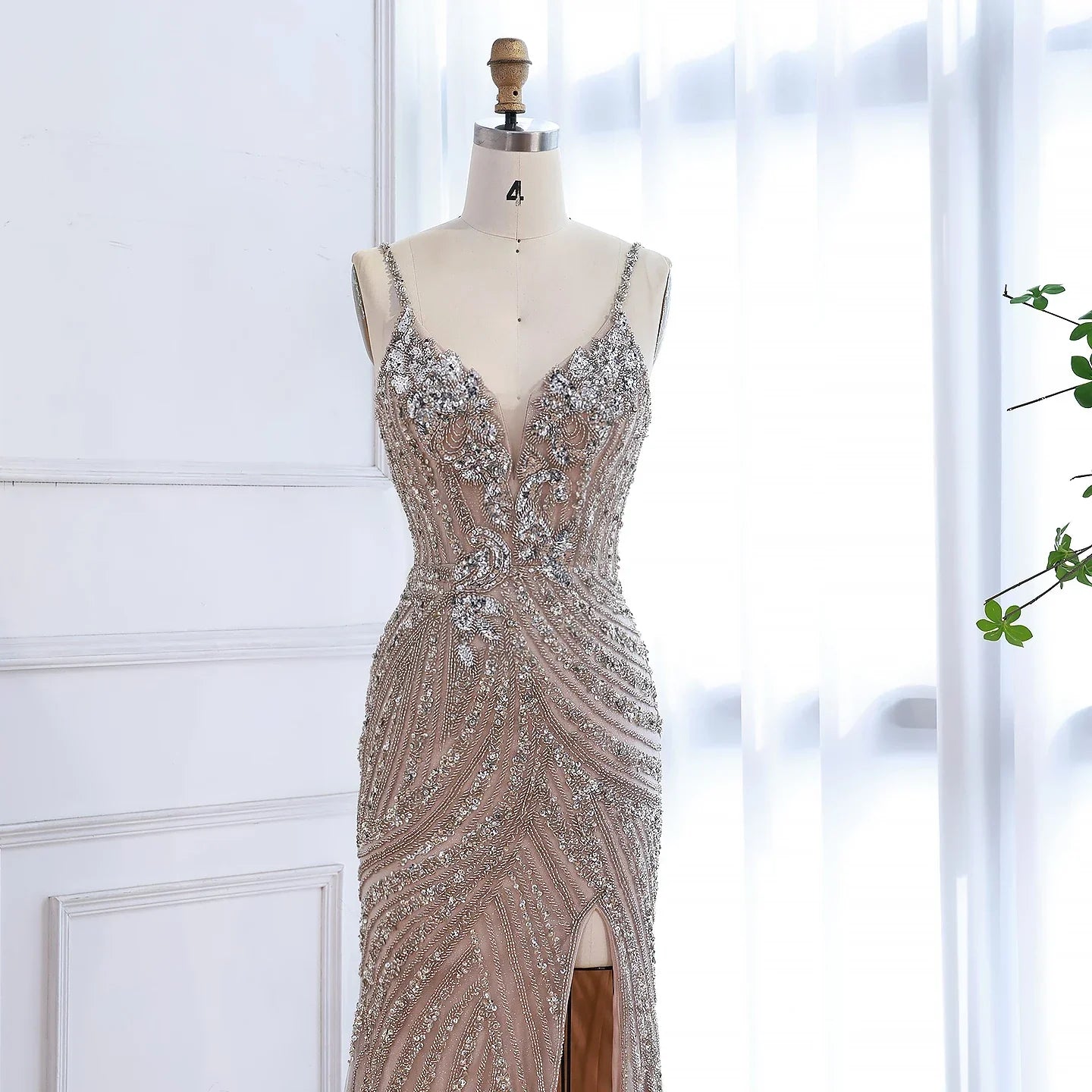 Robe de soirée sirène luxueuse en perles couleur nude avec fente haute LA73340