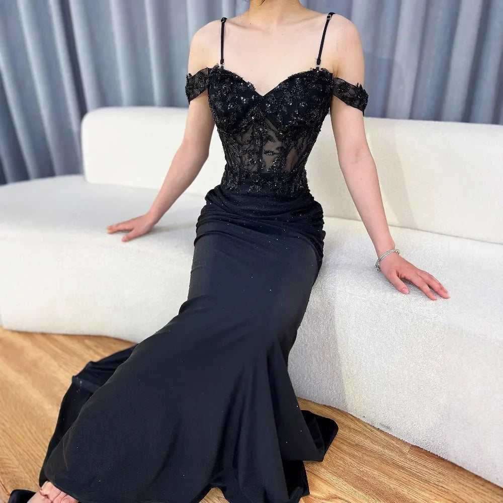 Elegante Abito da Ballo Nero in Pizzo con Spalle Scoperte LA72999