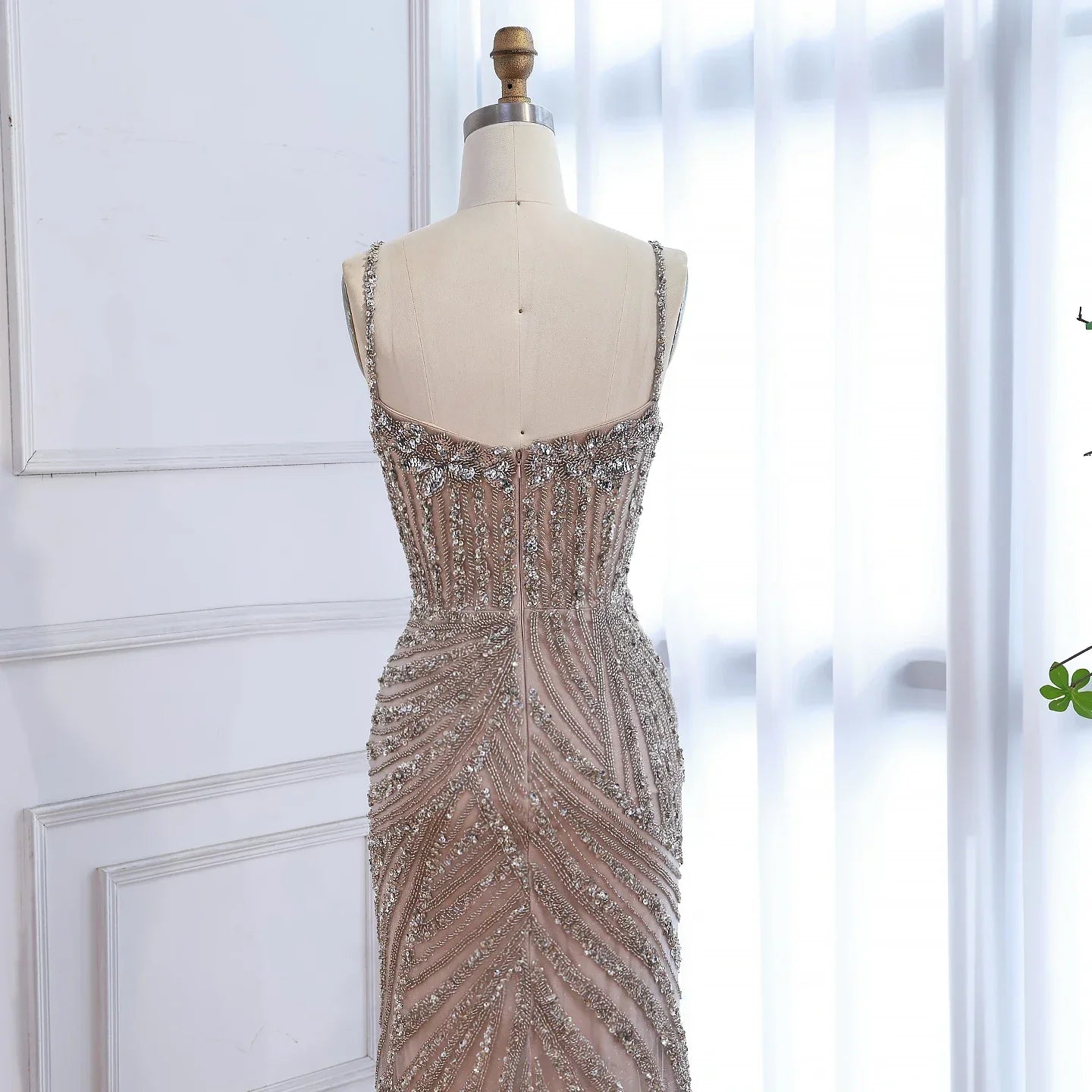 Robe de soirée sirène luxueuse en perles couleur nude avec fente haute LA73340