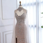 Luxuriöses verführerisches Abendkleid mit Cape und Seitenschlitz in Nude-Farbton LA73339