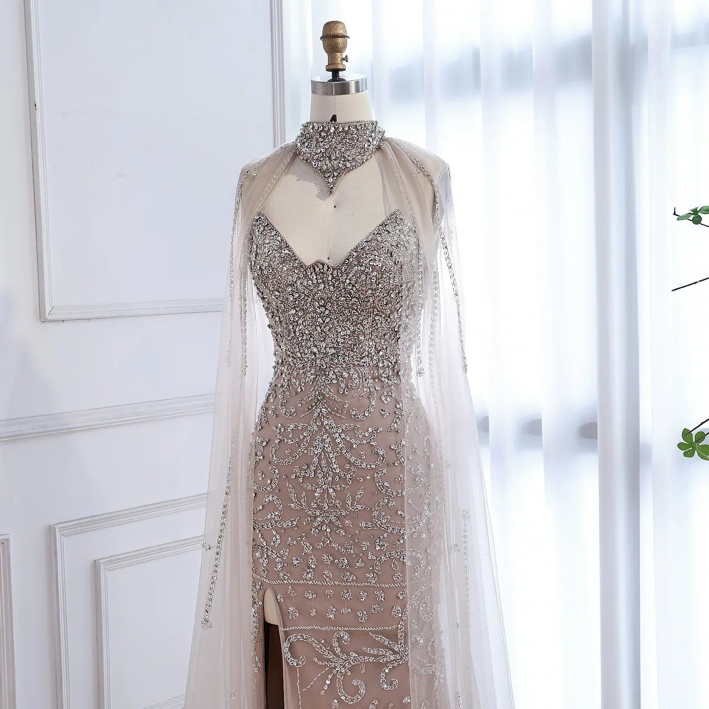 Luxuriöses verführerisches Abendkleid mit Cape und Seitenschlitz in Nude-Farbton LA73339