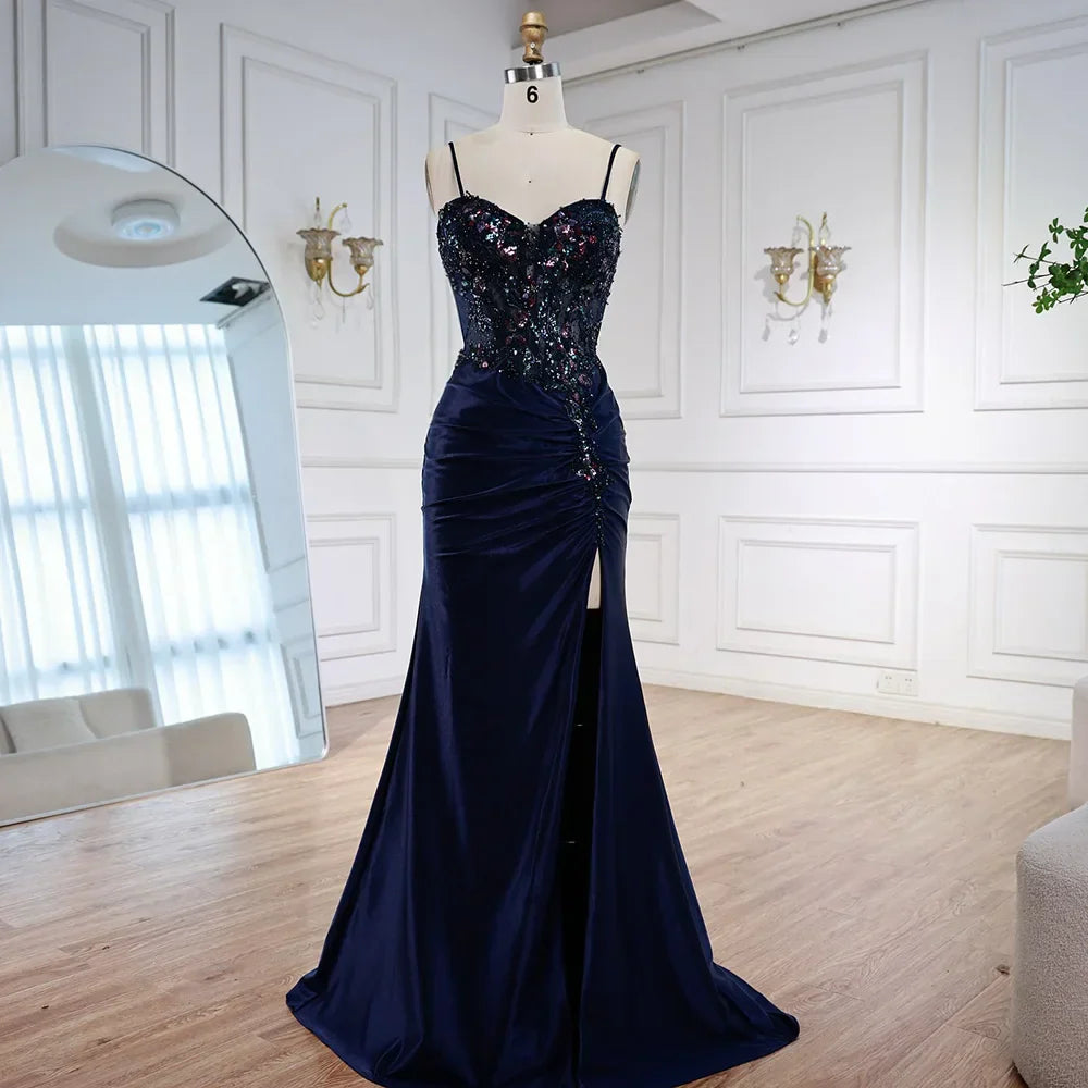 Elegante Abito da Ballo in Satin Blu Marina con Pizzo, Perline e Spacco LA73003