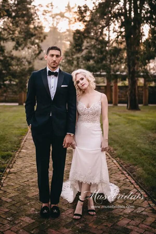 Vestidos de noiva com decote profundo e alças finas e corpete de renda NumberSea com cauda longa, MW750