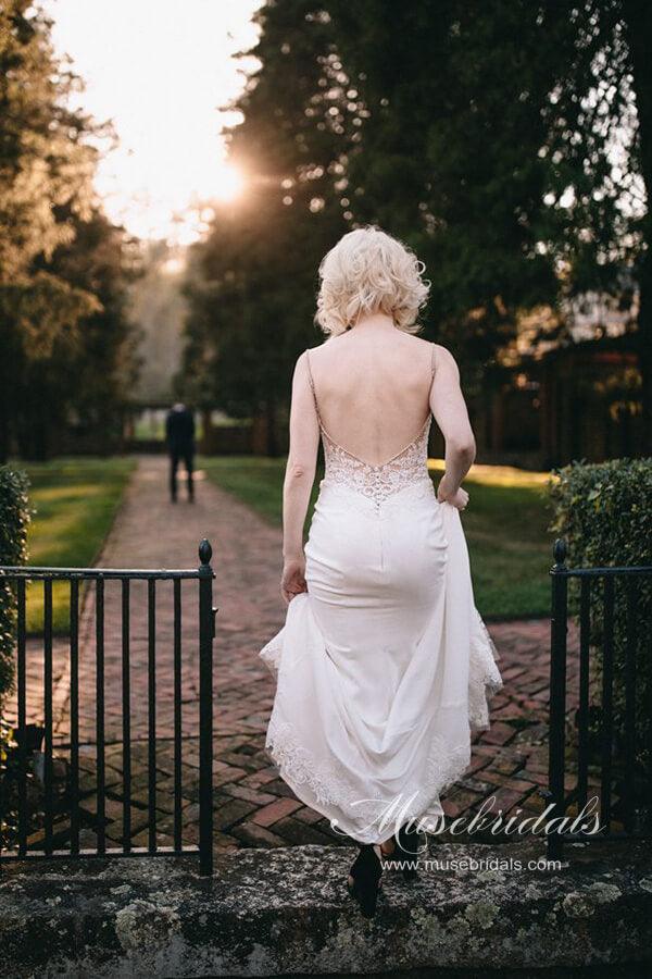 Vestidos de noiva com decote profundo e alças finas e corpete de renda NumberSea com cauda longa, MW750