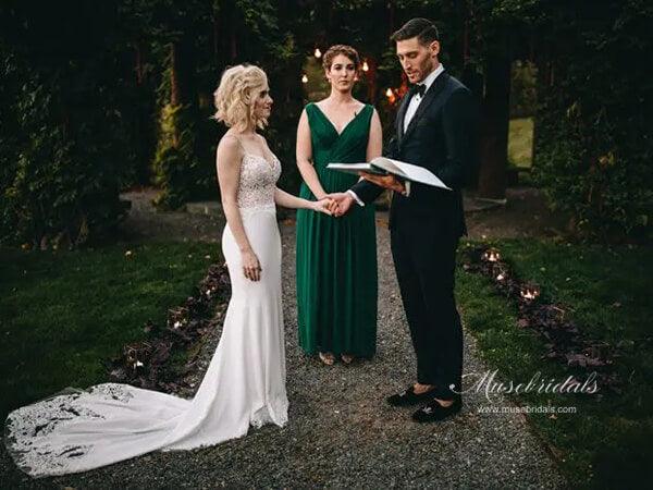 Vestidos de noiva com decote profundo e alças finas e corpete de renda NumberSea com cauda longa, MW750