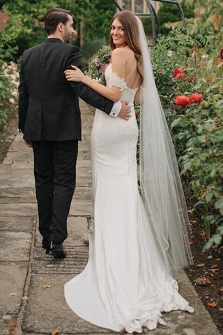 NumberSea Etui-Brautkleid aus Satin und Spitze mit schulterfreier Schleppe, MW745