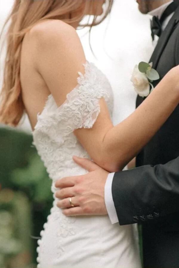 Vestidos de noiva com decote ombro a ombro e cauda comprida, em cetim e renda NumberSea, MW745