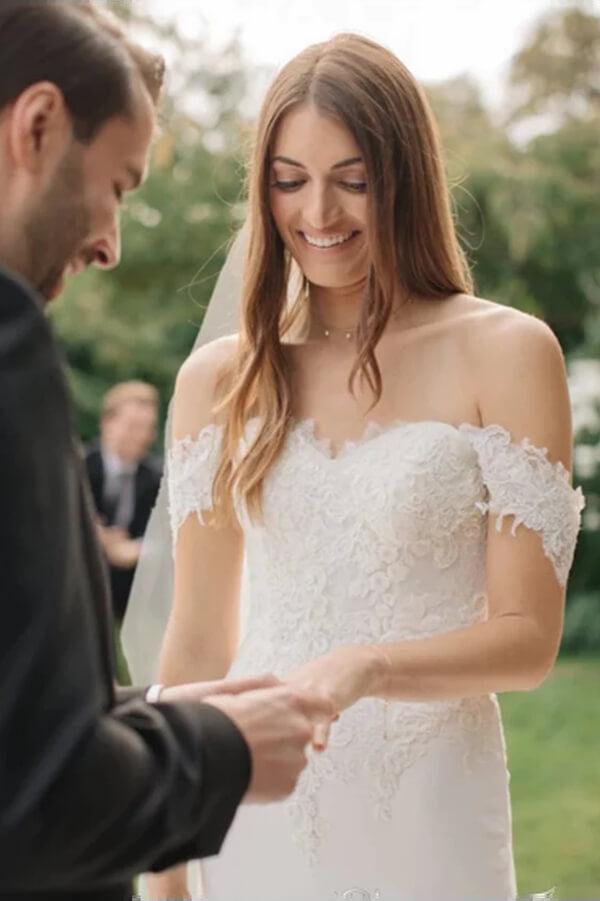 Vestidos de noiva com decote ombro a ombro e cauda comprida, em cetim e renda NumberSea, MW745