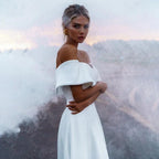 Vestido de noiva simples em cetim com decote ombro a ombro e franzido com decote amovível