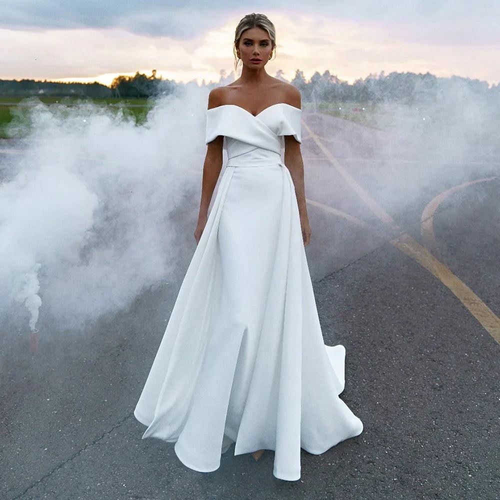 Vestido de noiva simples em cetim com decote ombro a ombro e franzido com decote amovível
