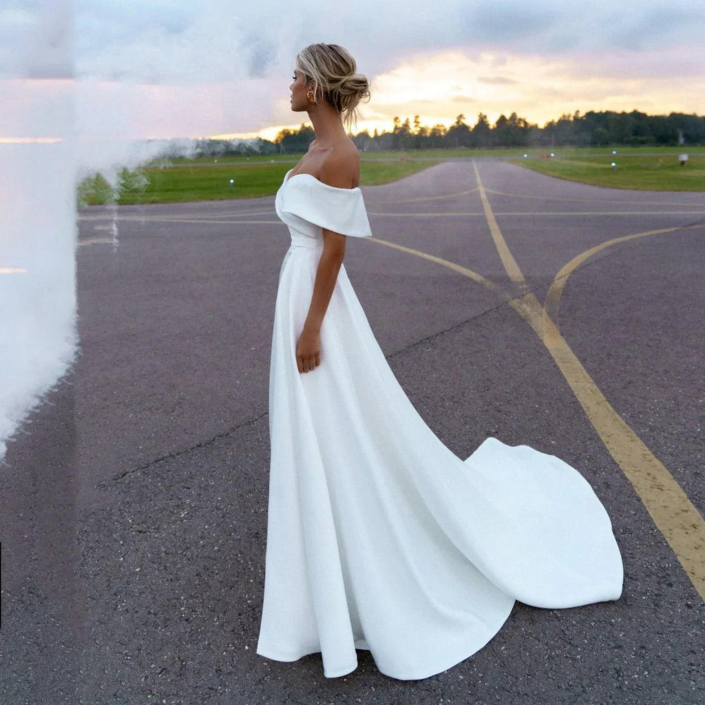 Vestido de noiva simples em cetim com decote ombro a ombro e franzido com decote amovível