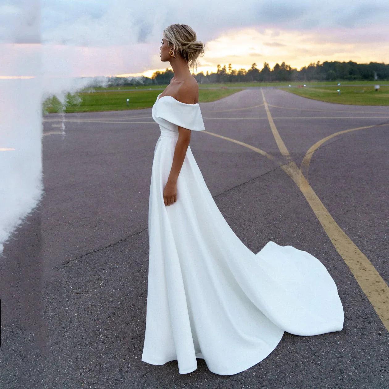 Vestido de noiva simples em cetim com decote ombro a ombro e franzido com decote amovível