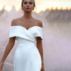 Vestido de noiva simples em cetim com decote ombro a ombro e franzido com decote amovível