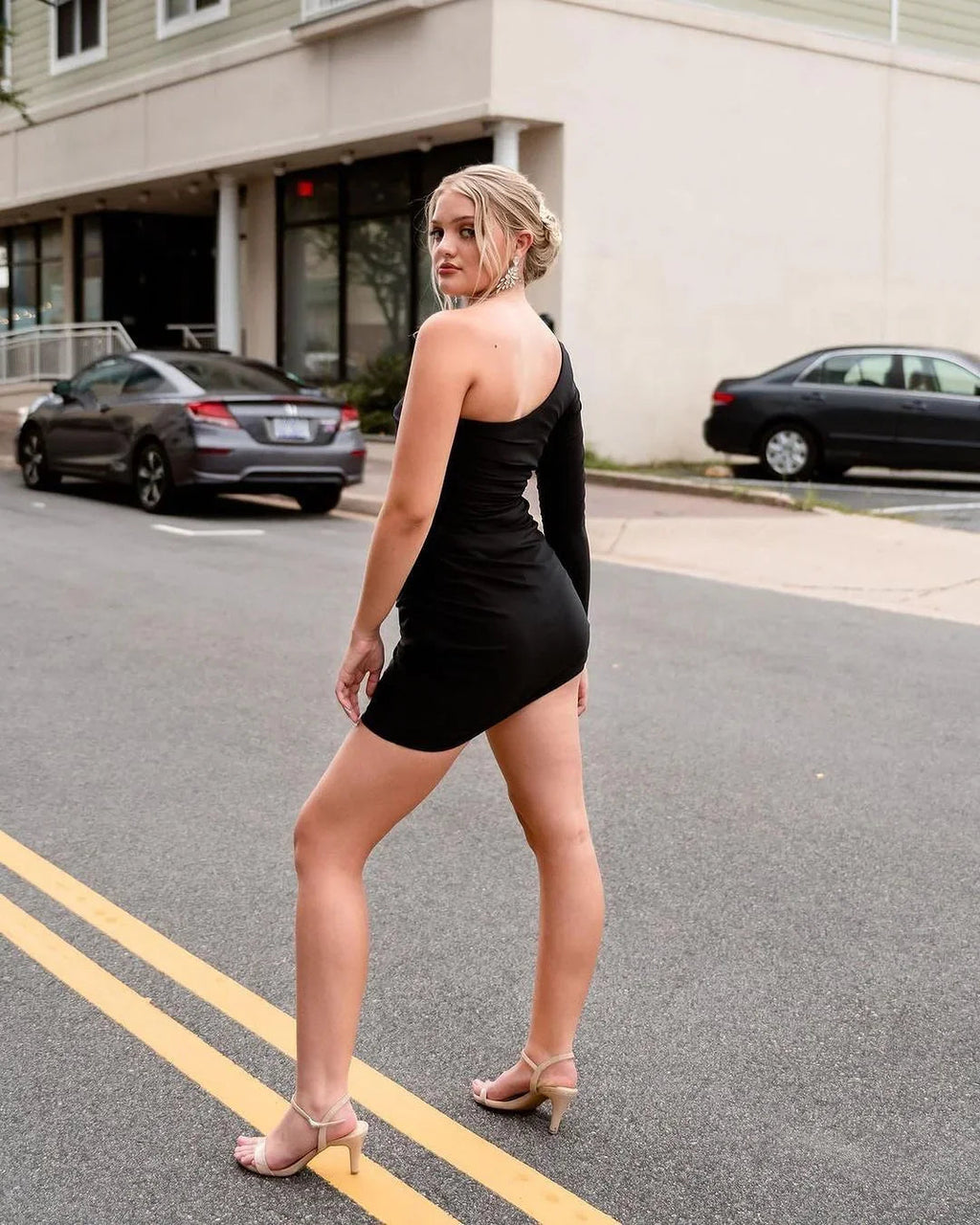 Einfaches kurzes schwarzes Ein-Schulter-Langarm-Satin-Kleid für den Homecoming