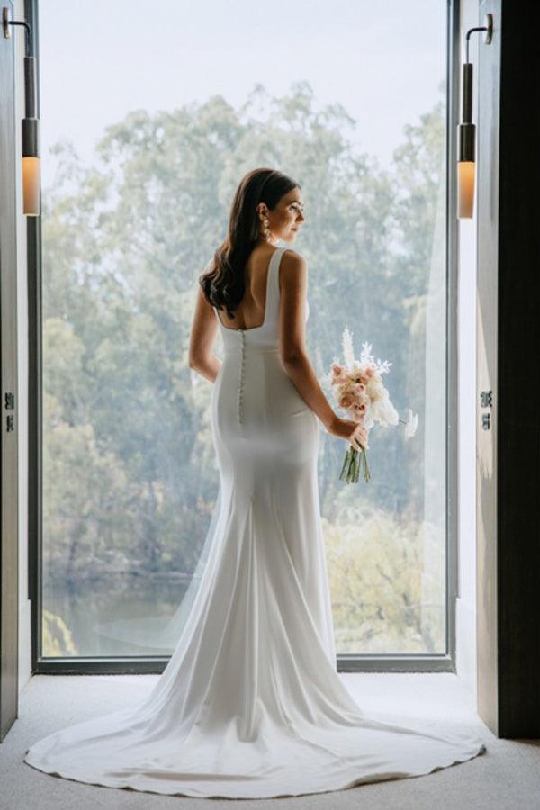 Einfaches Scheiden-Kleid mit quadratischem Ausschnitt und langem rückenfreien Schnitt für die Hochzeit