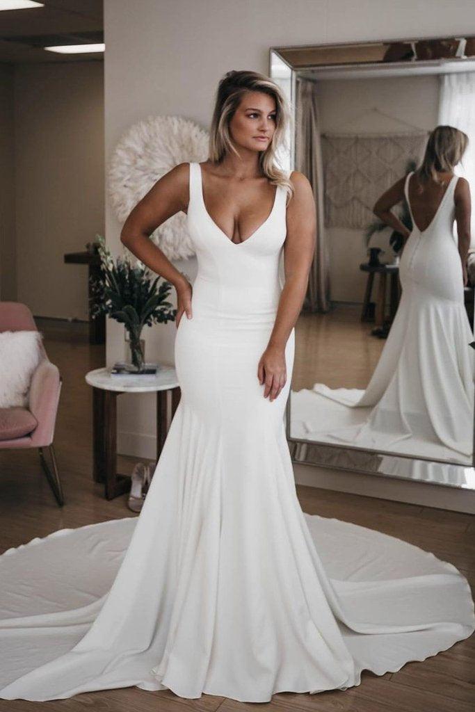 Einfaches V-Ausschnitt Meerjungfrau-Strand-Brautkleid mit langer Schleppe