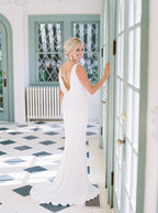 Robe de mariée simple et élégante en satin ivoire, style sirène sans manches avec encolure drapée, BD041
