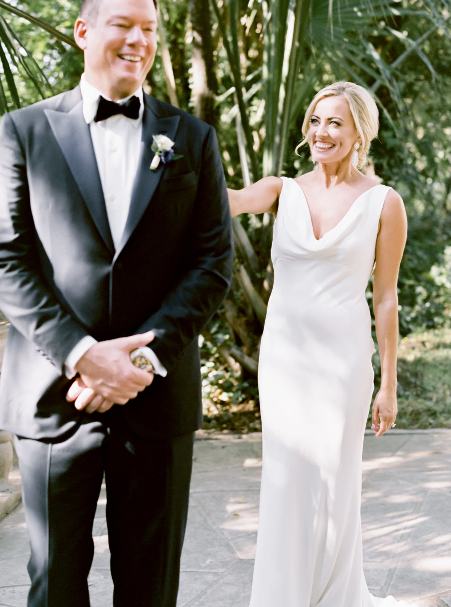 Robe de mariée simple et élégante en satin ivoire, style sirène sans manches avec encolure drapée, BD041